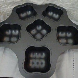 Chicago Metallic 6 Cavity Presents Cupcake Pan